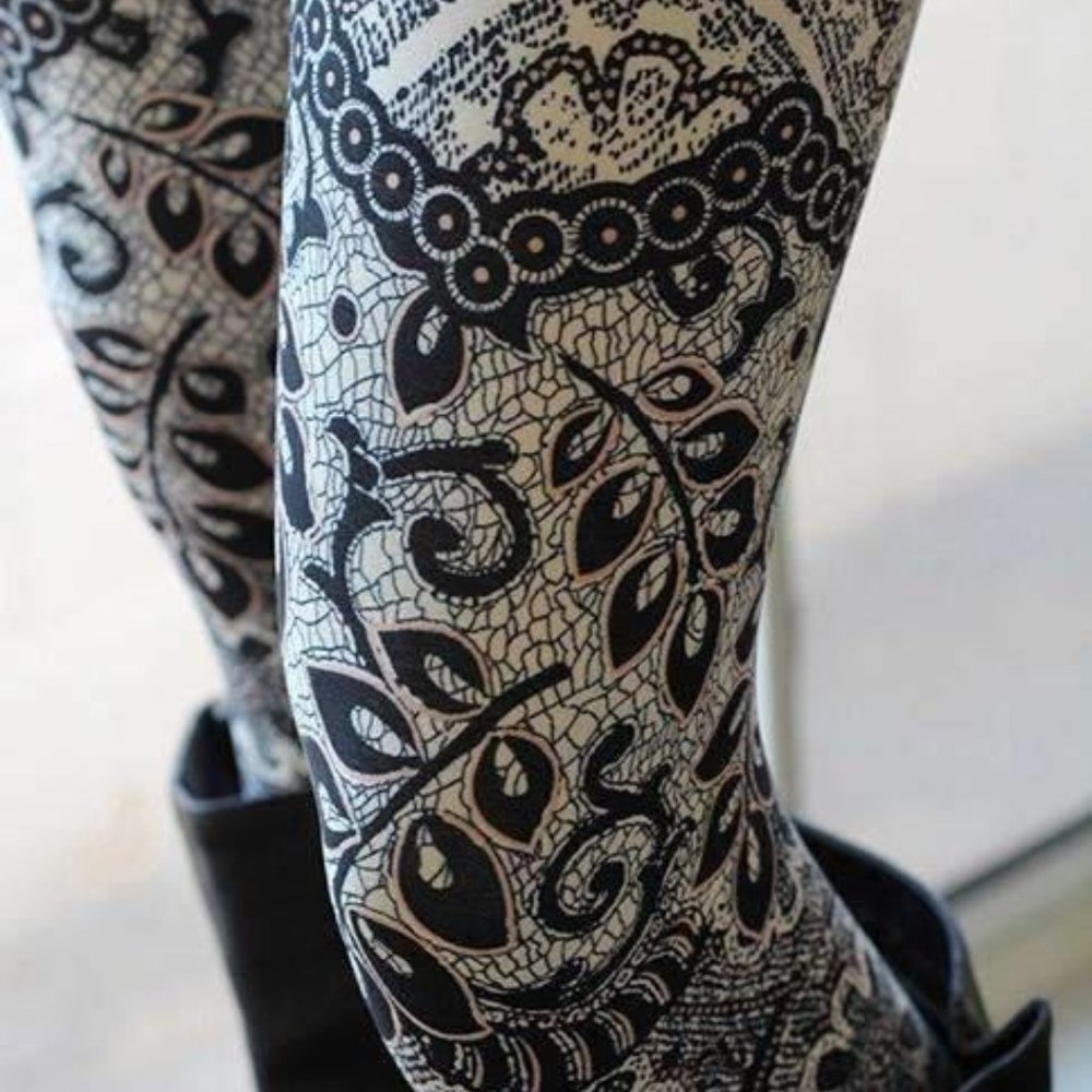 Sold Out! Sorry this pattern sold out. Check my closet for more amazing leggings - Picture 2 of 7